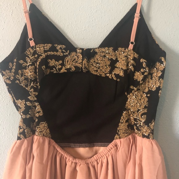 Boutique | Taupe dress with black and gold details - Picture 4 of 6